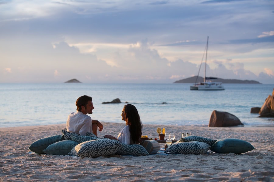 Anse-Lazio-Sundowner-Couple
