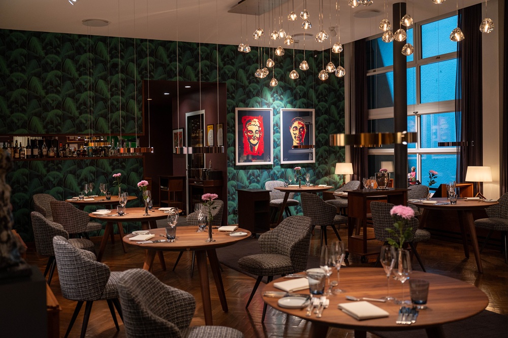 Gala Diner am Vorabend zum Bocuse d´Or Germany 2023 Finale im Gesellschaftshaus im Palmengarten in Frankfurt am Main am Mittwoch, 26. Oktober 2023. Es kochen Michael Becherer/ Restaurant Lafleur, Martin Weghofer/ Main Tower Restaurant, Anton de Bruyn/ Emma Metzler und Tobias Schmitt/ Favorit6e Restaurant. Chansons von Sängerin Ewunia und Akrobatik am Luftring von Alyona Pavlova, beide aus dem Varieté Tigerpalast