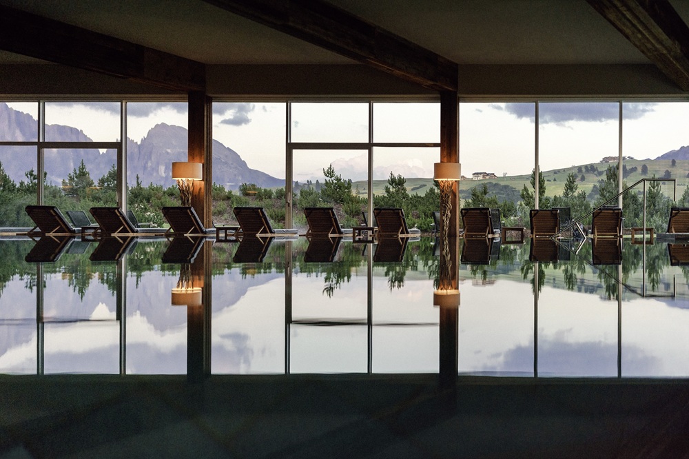 COMO_Alpina_Dolomites_Interior pool with summer view 3