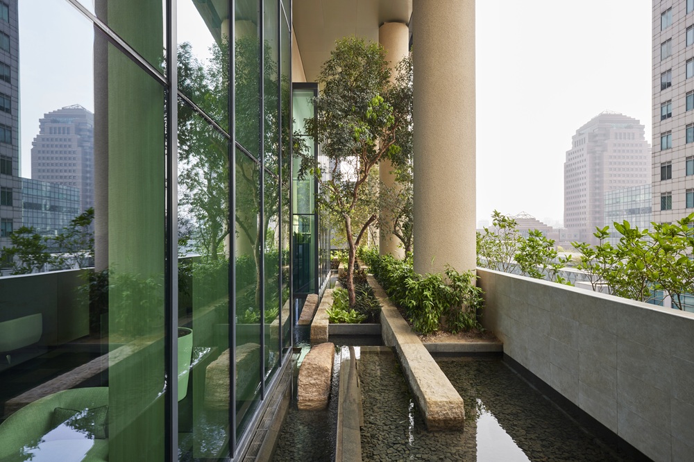 COMO_Metropolitan_Sinagpore_Sky_garden_water_feature