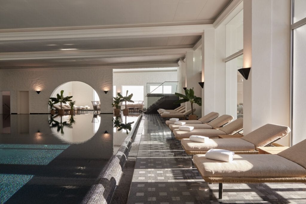 TOP Hotel Hochgurgl – Innenpool im Mountain Spa mit Liegen und Rundbogen, Luxushotel Ötztal