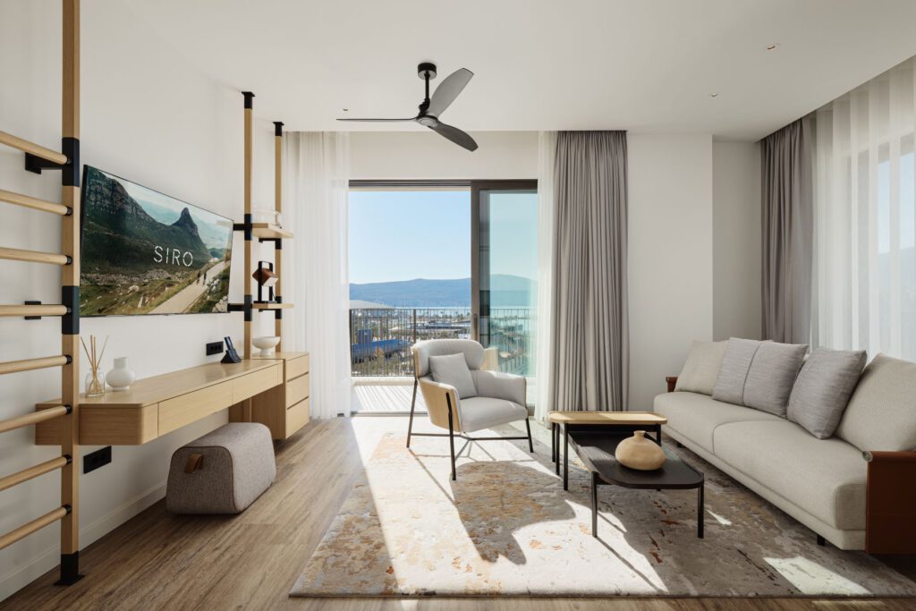 SIRO Boka Place – Wohnbereich mit Balkon und Meerblick, Luxushotel Montenegro