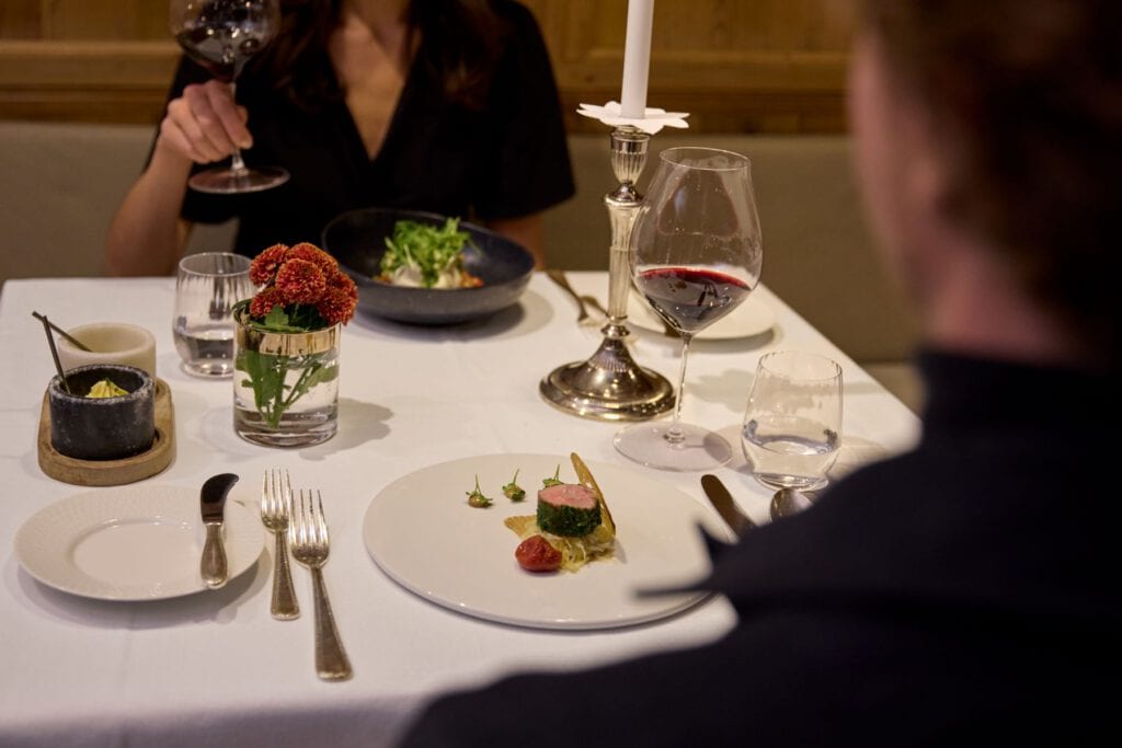 Romantisches Dinner bei Kerzenschein mit Gourmetgericht und Rotwein, Luxushotel Fine Dining