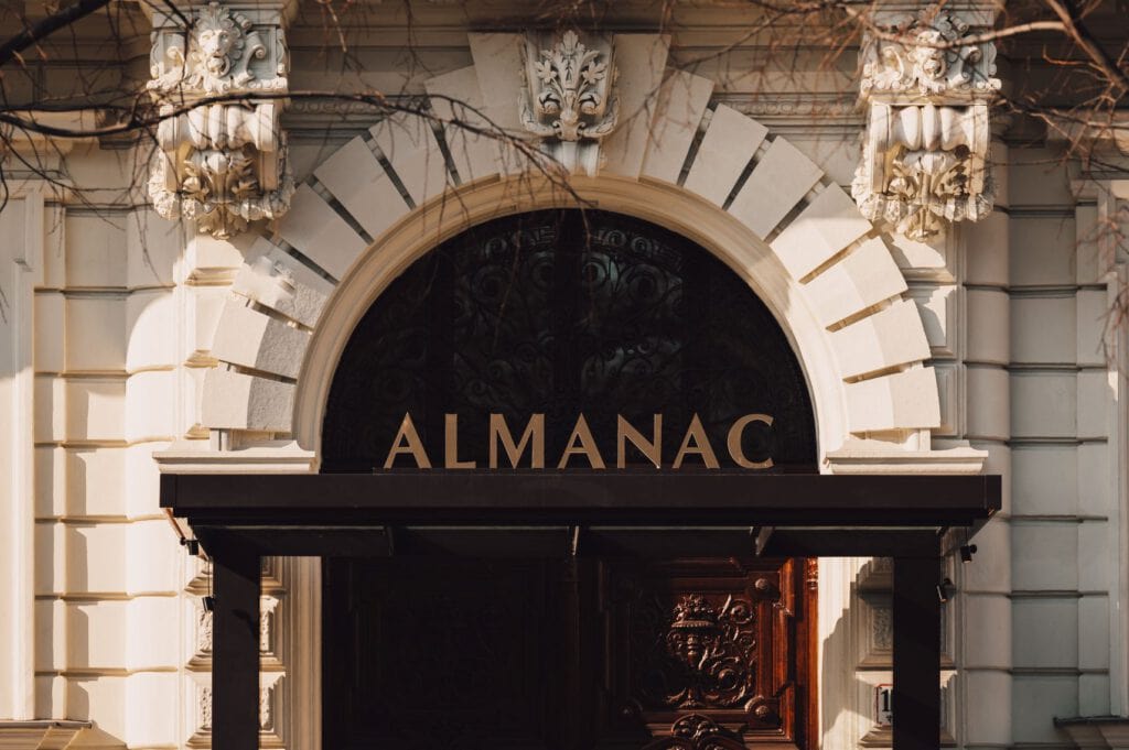Almanac Palais Vienna – Historischer Eingangsbereich mit Rundbogen und goldener Schrift, Luxushotel Wien