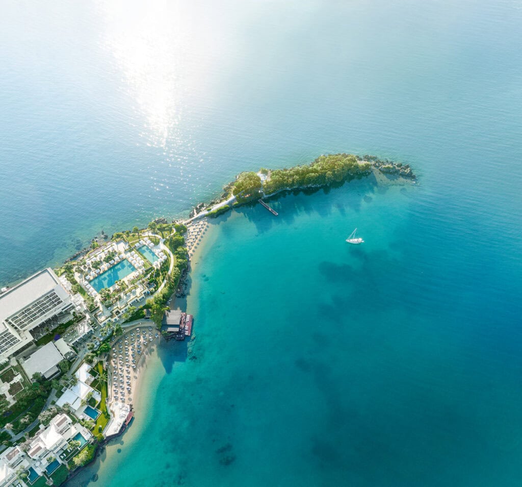 Corfu Imperial – Luftaufnahme der Hotelanlage mit Halbinsel und Bucht, Luxusresort Korfu Griechenland