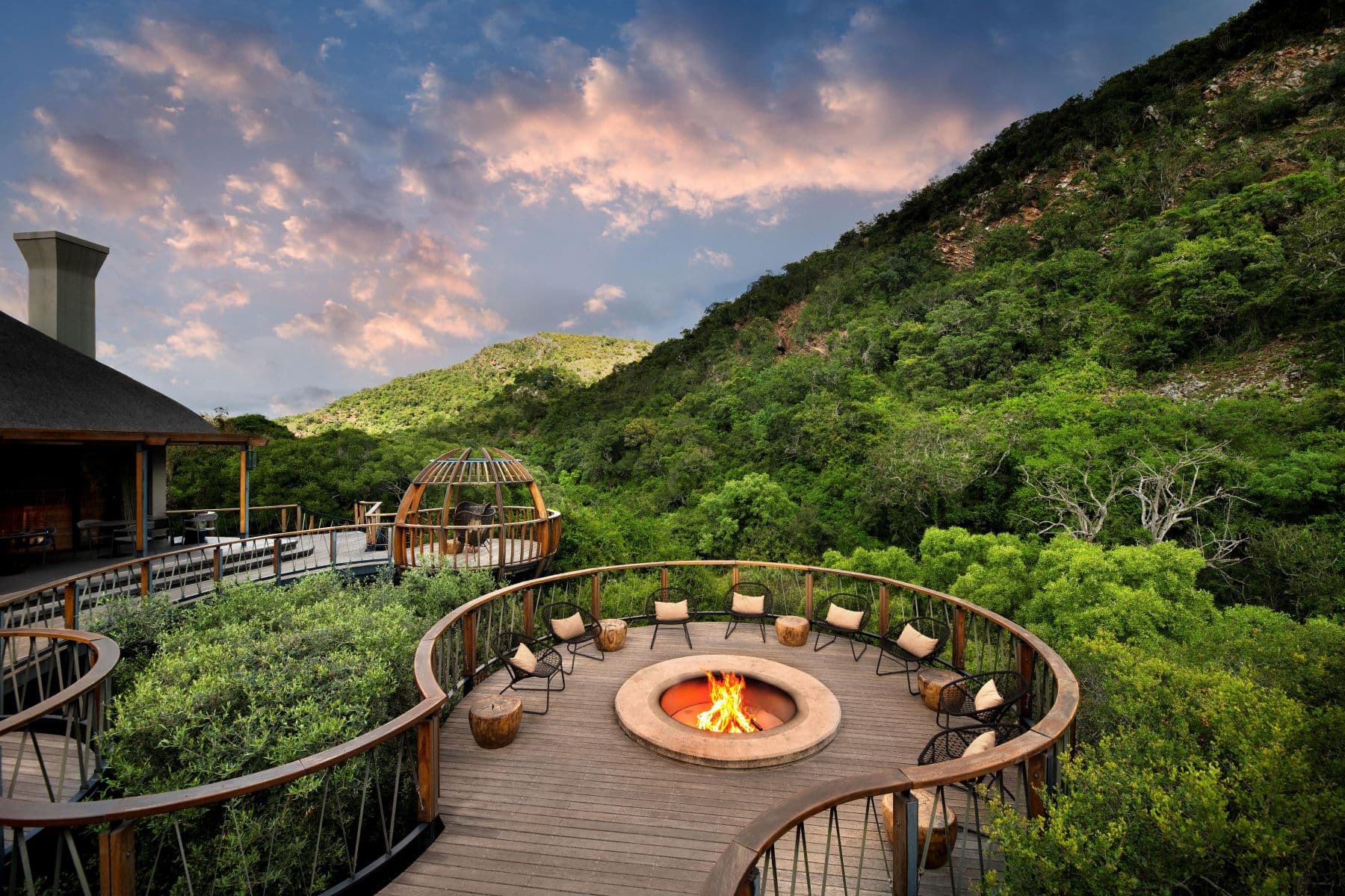 Eagles Crag Lodge – Feuerstelle auf der Aussichtsterrasse mit Blick auf bewaldete Hügel, Safari Lodge Südafrika