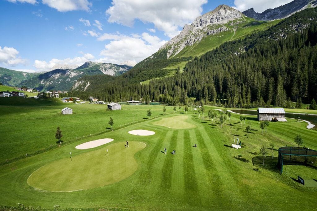 Golfplatz am Hotel Post Lech mit Bergpanorama, Luxushotel Arlberg