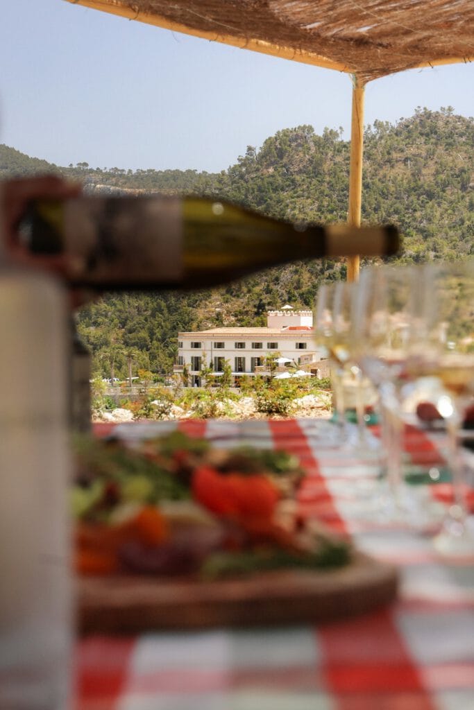 Son Bunyola Hotel – Weinverkostung mit Blick auf die Finca, Luxushotel Mallorca