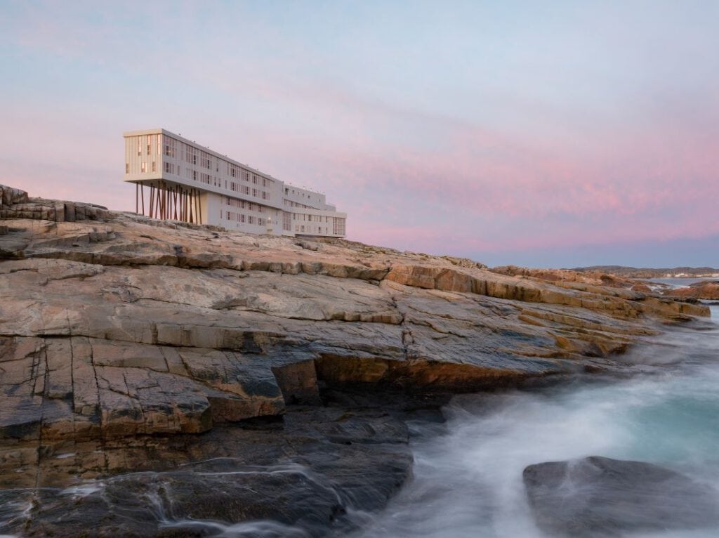 Fogo Island Inn – Außenansicht auf Felsküste bei Abendlicht, Luxushotel Neufundland Kanada