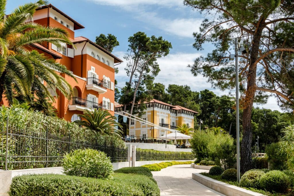 Boutique Hotel Alhambra – Außenansicht mit mediterraner Gartenanlage, Luxushotel Lošinj Kroatien