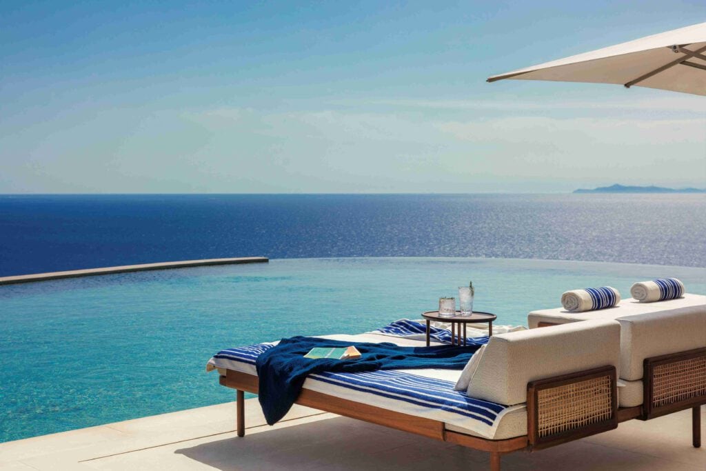 One&Only Kéa Island – Infinity Pool mit Sonnenliege und Meerblick, Luxusresort Griechenland