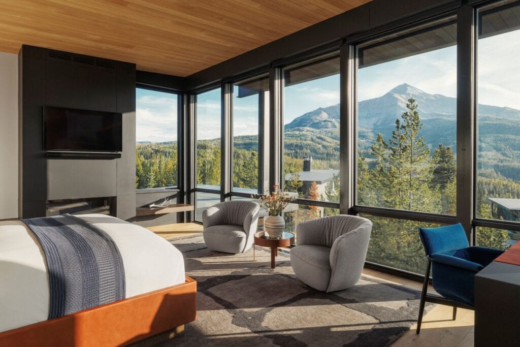 One&Only Moonlight Basin – Penthouse-Schlafzimmer mit Bergpanorama, Luxusresort Montana