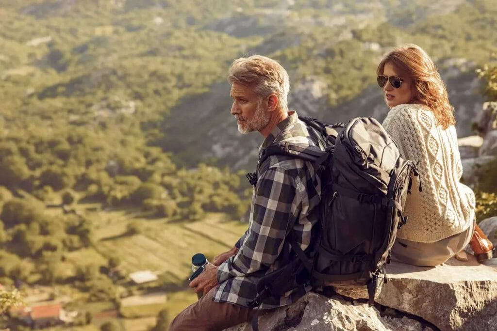 One&Only Portonovi – Paar beim Wandern mit Blick auf grüne Hügellandschaft, Luxusresort Montenegro