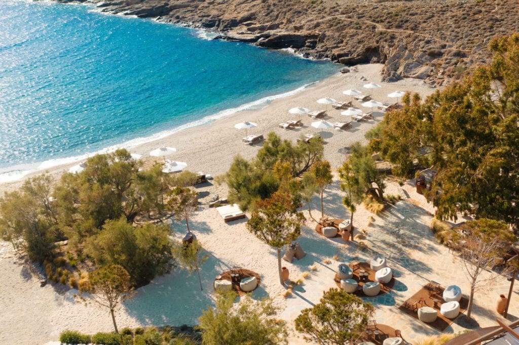 One&Only Kéa Island – Bond Beach Club mit Strandliegen und türkisblauem Meer, Luxusresort Griechenland