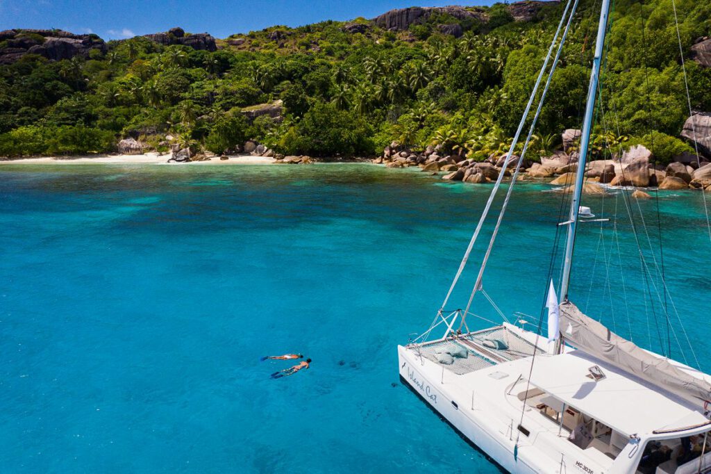 Raffles Seychelles – Schnorcheln vom Katamaran in türkisblauer Bucht, Luxusresort Seychellen