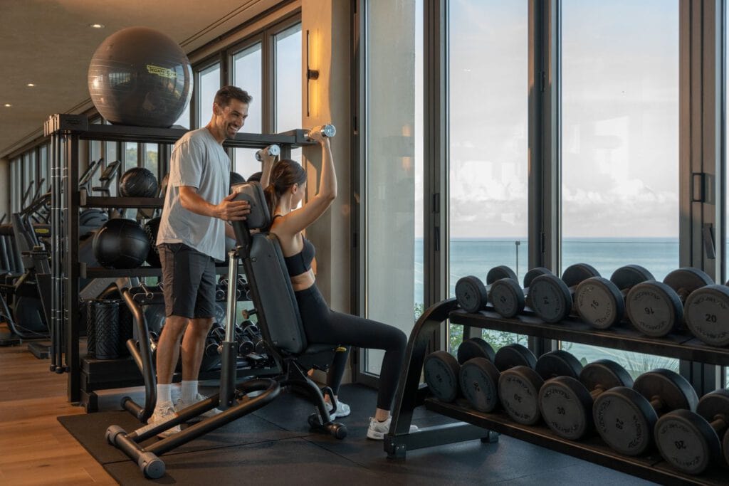 Personal Training im Fitnessraum mit Meerblick, Luxusresort