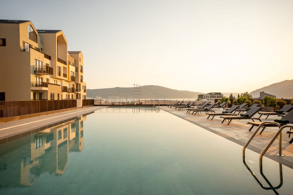 SIRO Boka Place – Außenpool mit Sonnenliegen und Bergpanorama, Luxushotel Montenegro