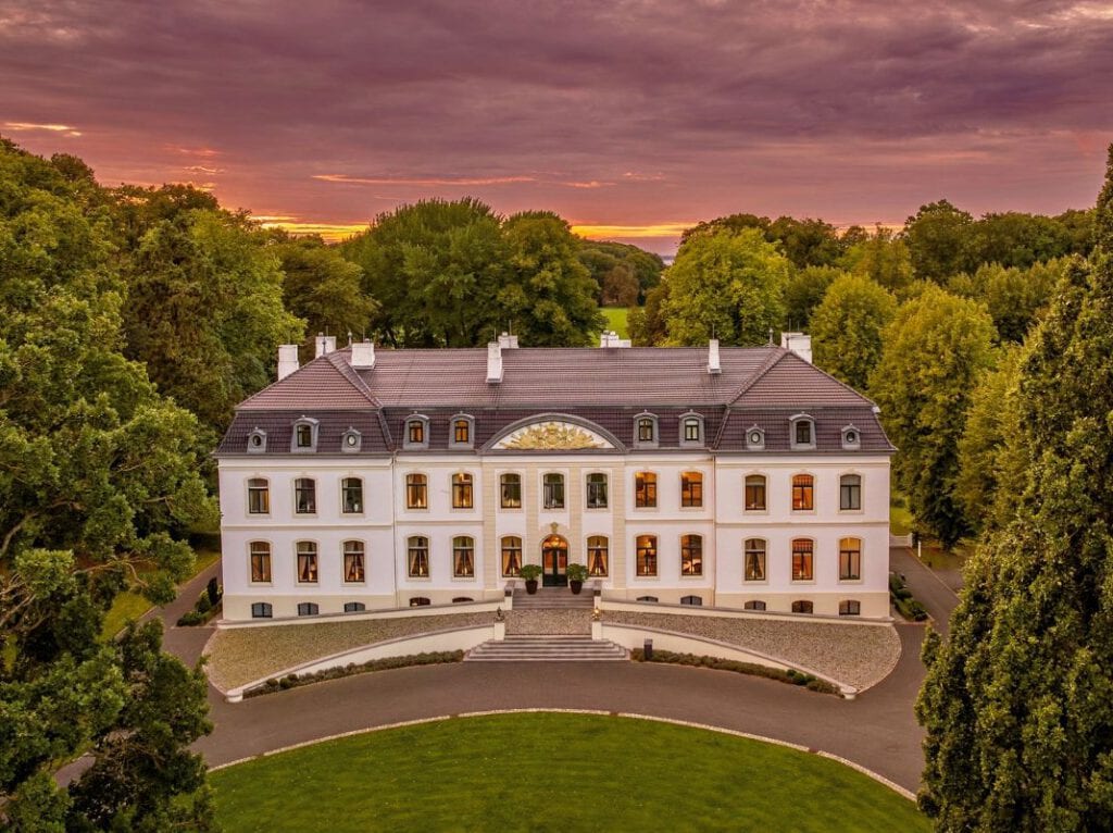 Schloss Weissenhaus – Außenansicht bei Sonnenuntergang, Luxushotel Ostsee