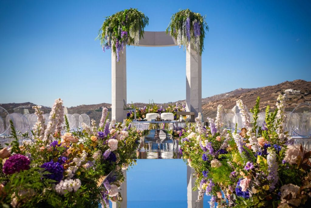 Hochzeitszeremonie im Freien mit Blumenbogen und verspiegeltem Gang, Luxushotel Griechenland