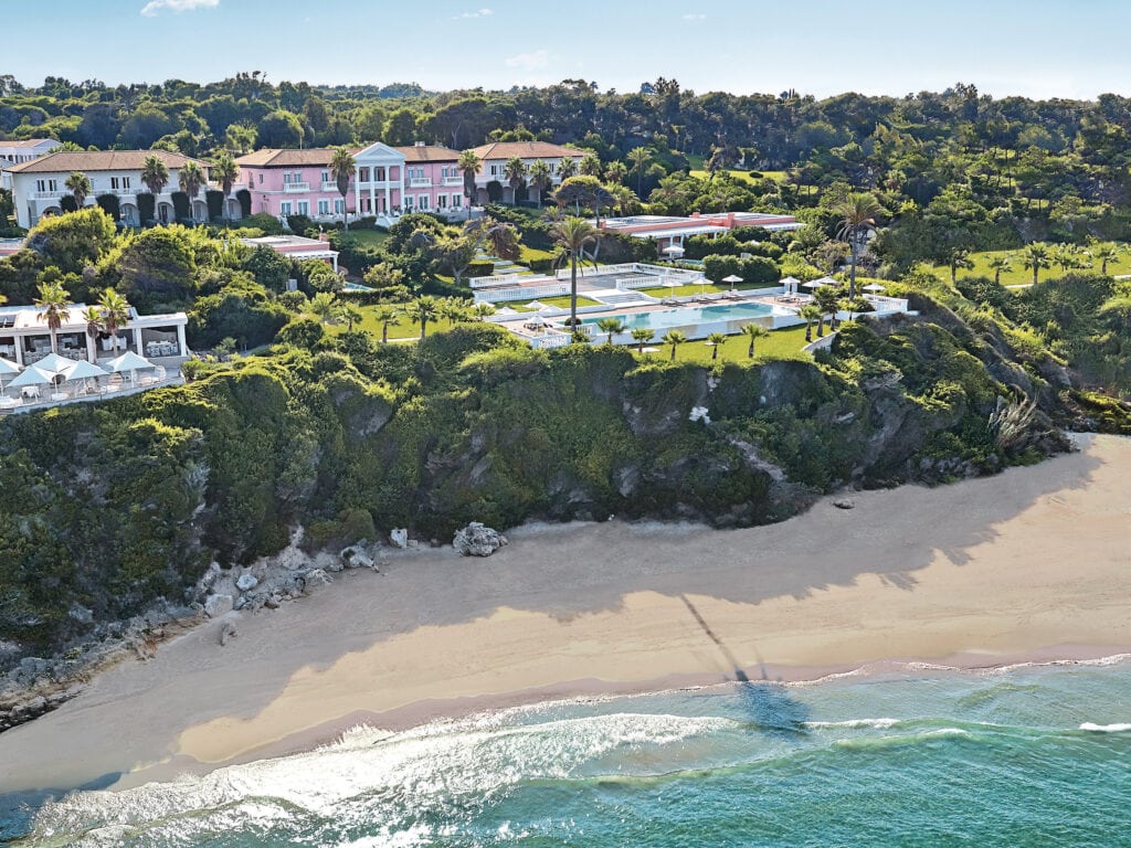 Luxusresort mit Pool und Gartenanlage auf Klippen über Sandstrand, Côte d'Azur