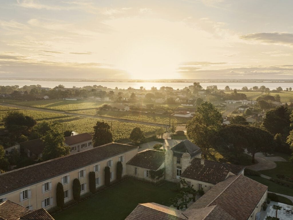 Historisches Weingut mit Weinbergen bei Sonnenuntergang, Luxushotel Bordeaux Frankreich