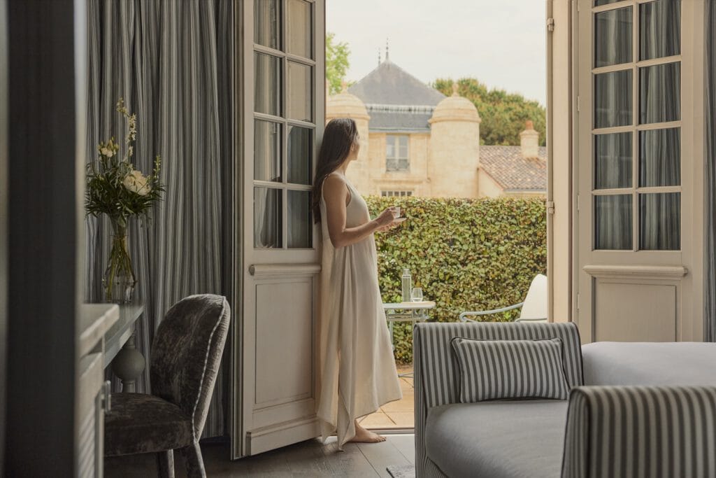 COMO Cordeillan-Bages – Gartenterrassen-Zimmer mit Blick auf historischen Turm, Luxushotel Bordeaux
