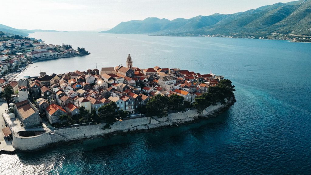 Lešić Dimitri Palace – Luftaufnahme der Altstadt von Korčula mit Kirchturm, Luxushotel Kroatien