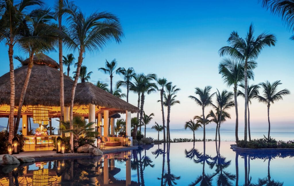 One&Only Palmilla – Agua Bar am Infinity-Pool bei Sonnenuntergang, Luxusresort Mexiko
