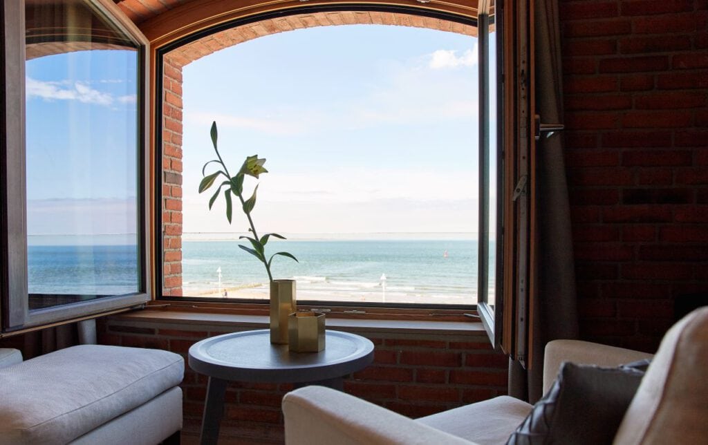 Sitzecke mit Bogenfenster und Meerblick, Luxushotel an der Küste