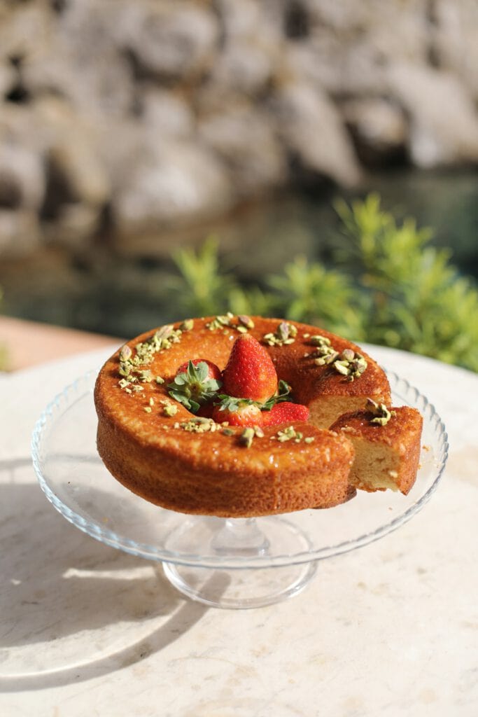 Bahia del Duque – Kuchen mit Erdbeeren und Pistazien auf Glasplatte, Luxushotel Teneriffa
