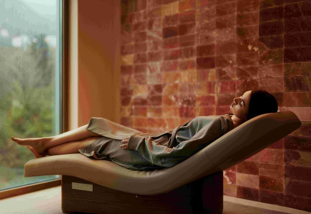 Entspannung auf Wellness-Liege vor Salzsteinwand, Luxus Spa Hotel