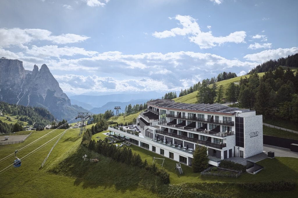 COMO Alpina Dolomites – Außenansicht mit Bergpanorama und Seilbahn, Luxusresort Südtirol