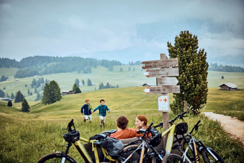COMO Alpina Dolomites – Familie mit Fahrrädern auf der Seiser Alm, Luxusresort Südtirol