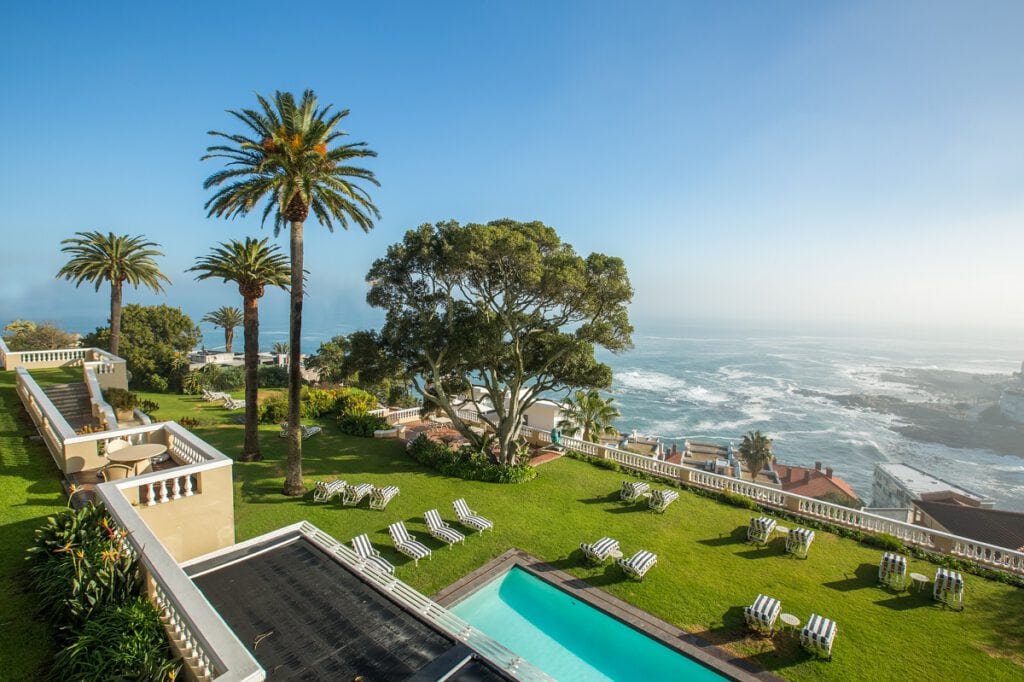 Ellerman House – Poolterrasse mit Gartenanlage und Meerblick, Luxushotel Kapstadt Südafrika