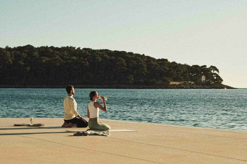 Lošinj Hotels & Villas – Yoga am Meer mit Blick auf bewaldete Insel, Medical Wellness Kroatien