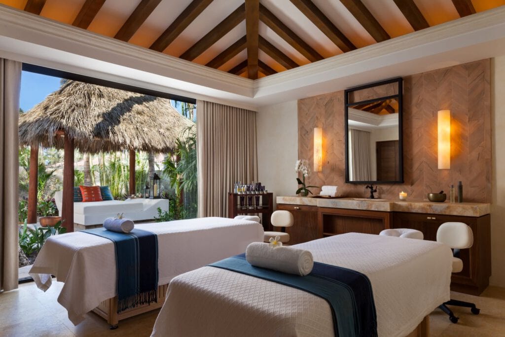 One&Only Palmilla – Spa Treatment Room mit Doppelliegen und tropischem Garten, Luxusresort Mexiko