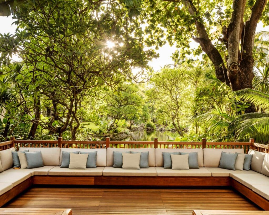 One&Only Le Saint Géran – Lounge-Terrasse mit Blick auf tropischen Garten, Luxusresort Mauritius