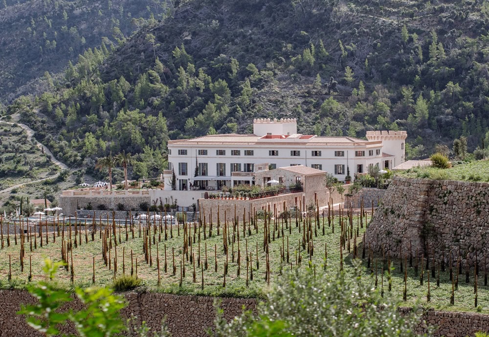 Son Bunyola Hotel – Außenansicht mit Weinberg und Bergpanorama, Luxushotel Mallorca