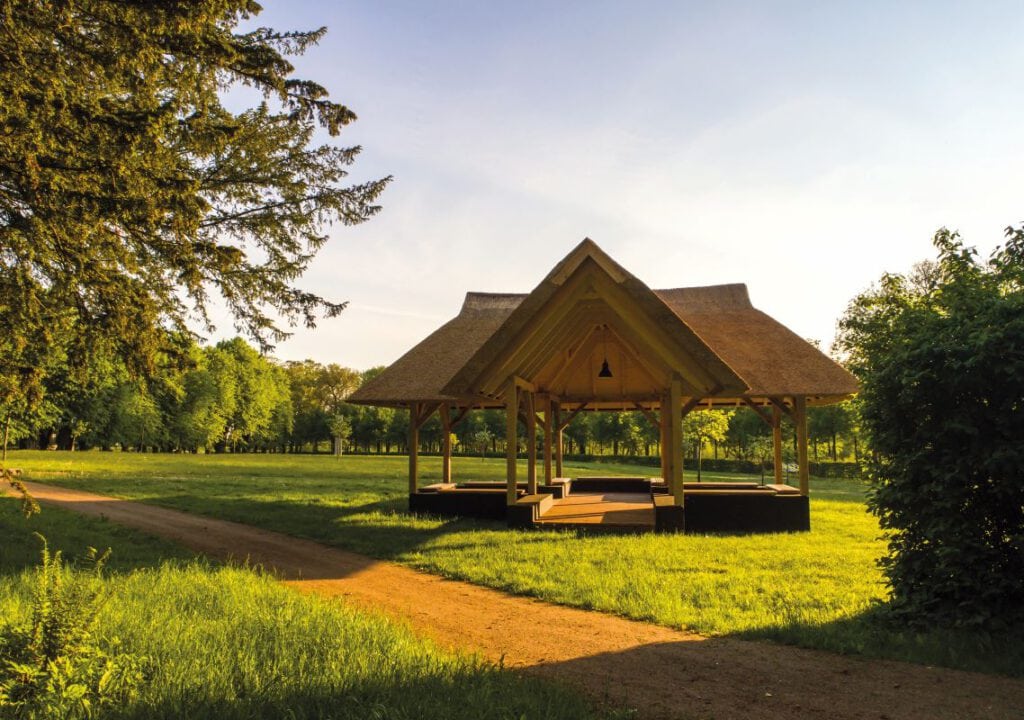 Weissenhaus Private Nature Luxury Resort – Yogapavillon mit Reetdach im Park, Luxusresort Ostsee