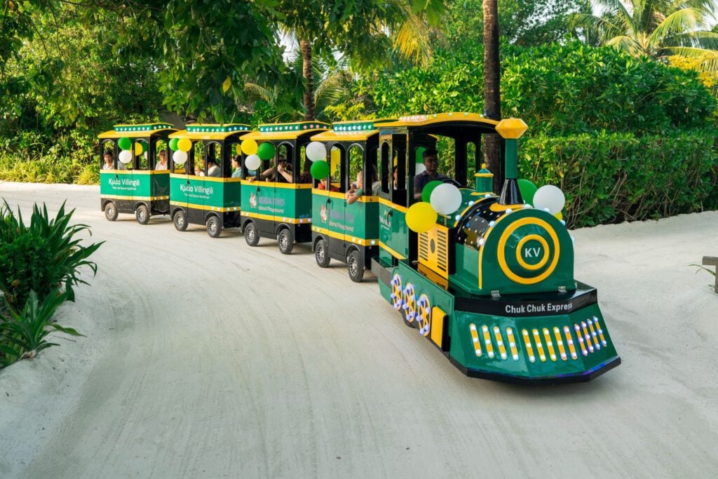 Kuda Villingili – Chuk Chuk Express Kinderzug durch tropische Gartenanlage, Familienresort Malediven