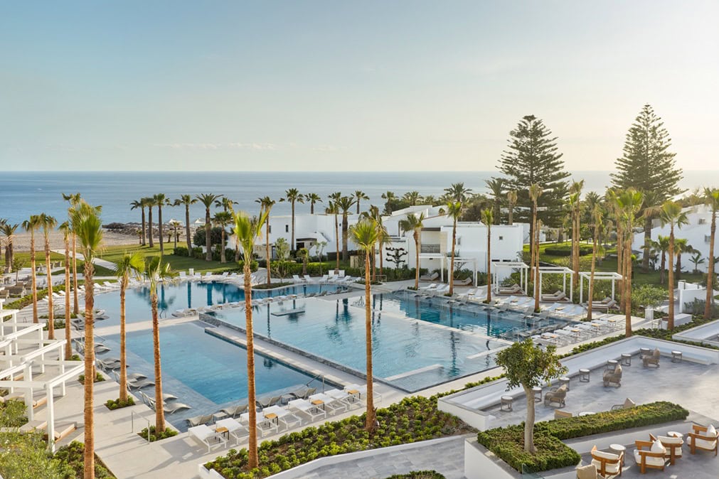 Creta Palace – Poollandschaft mit Palmen und Meerblick, Luxushotel Kreta