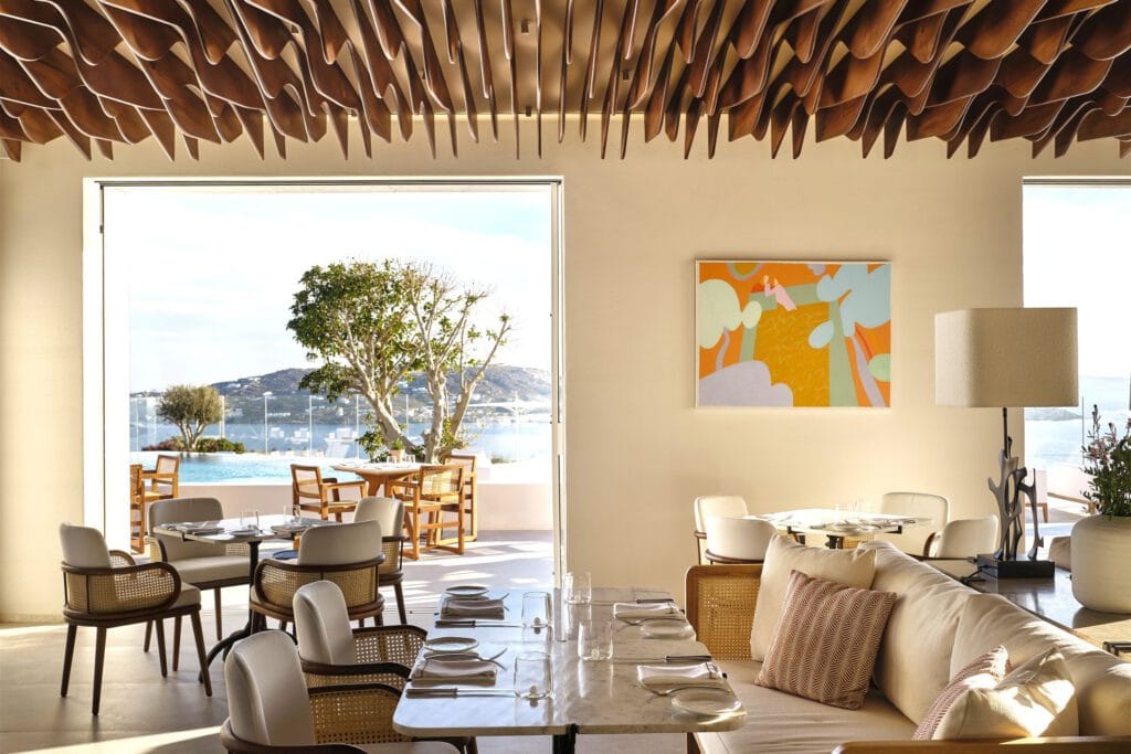 DEOS Mykonos – Restaurant mit Meerblick und skulpturaler Holzdecke, Luxushotel Griechenland