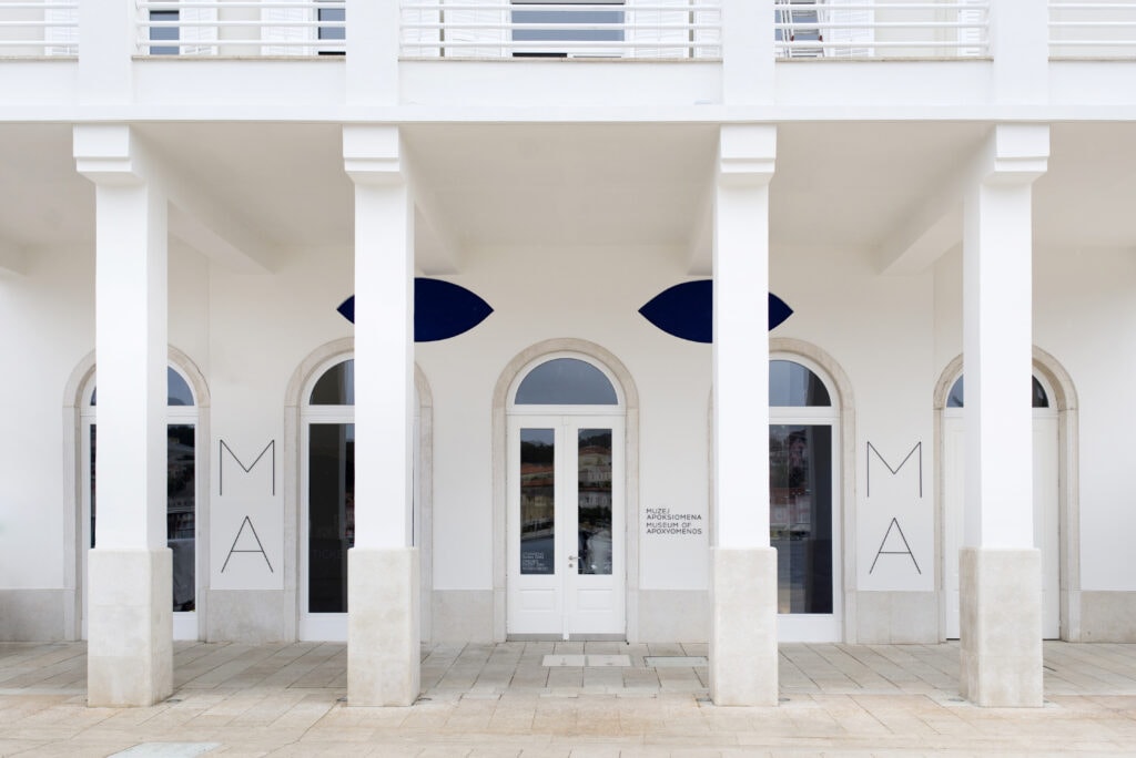 Museum of Apoxyomenos – weiße Kolonnadenfassade mit Bogenfenstern, Lošinj Hotels & Villas Kroatien