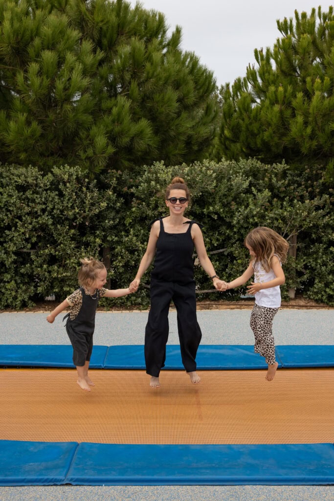 Martinhal Sagres – Mutter springt mit zwei Kindern auf dem Trampolin im Familienresort
