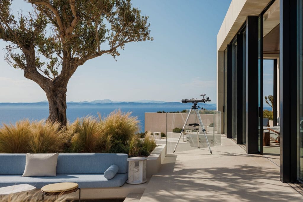 One&Only Kea Island – Terrasse mit Teleskop und Meerblick, Luxusresort Griechenland