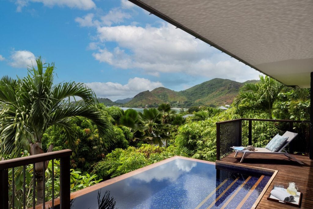 Raffles Seychelles – Privatpool der Bayview Villa mit Blick auf tropische Vegetation und Berge