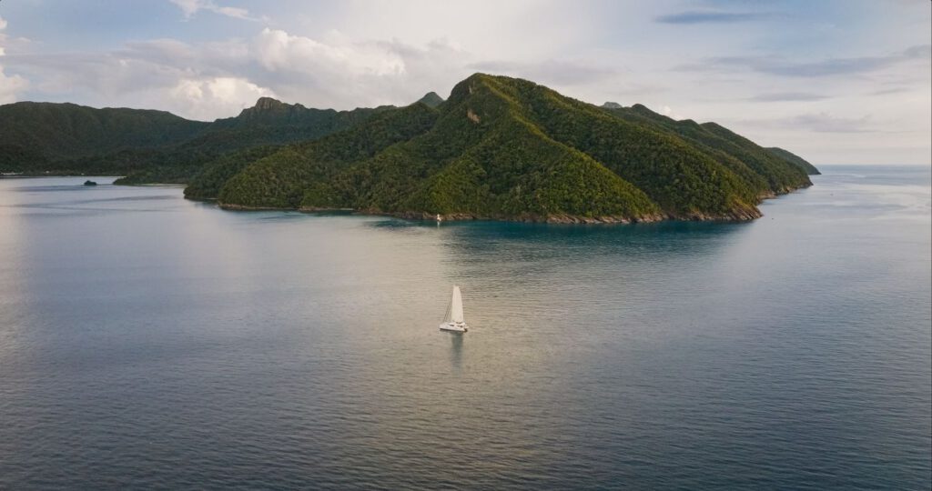 The Datai Langkawi – Katamaran in der Datai Bay vor grüner Bergkulisse, Luxusresort Malaysia