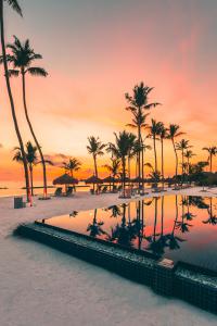 Emerald_Maldives_sunset_pool