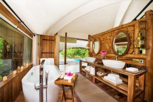 Chena Huts by Uga Escapes Cabin Bathroom 